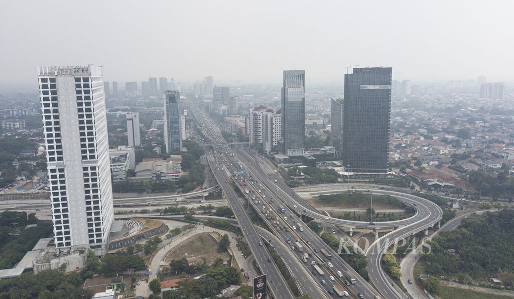 Lanskap di wilayah selatan Jakarta yang diselimuti polusi udara, Rabu (23/8/2023). 
