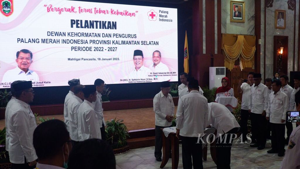 Acara Pelantikan Dewan Kehormatan dan Pengurus Palang Merah Indonesia (PMI) Provinsi Kalimantan Selatan Periode 2022-2027 di Gedung Mahligai Pancasila, Banjarmasin, Rabu (18/1/2023).