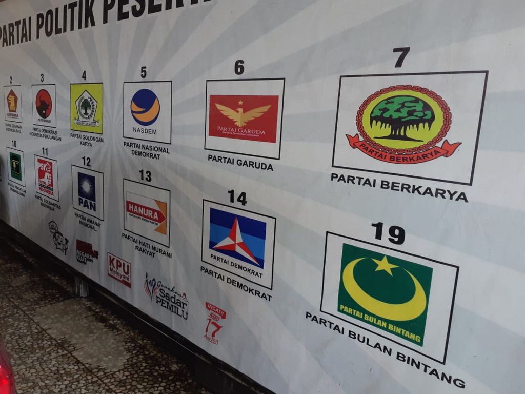 Spanduk dengan gambar partai politik dipasang di depan kantor Komisi Pemilihan Umum Kota Serang di Serang, Banten, Jumat (5/4/2019).