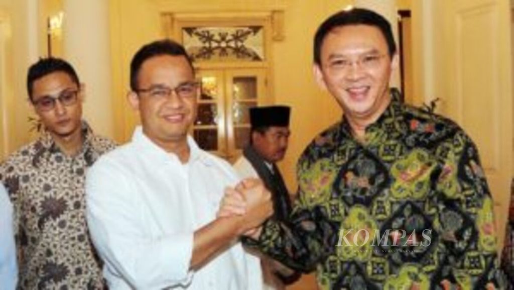 Gubernur DKI Jakarta Basuki Tjahaja Purnama (Ahok) (kanan) berjabat tangan dengan calon gubernur DKI Anies Baswedan sebelum melakukan pertemuan di Kantor Gubernur DKI Jakarta, 20 April 2017.