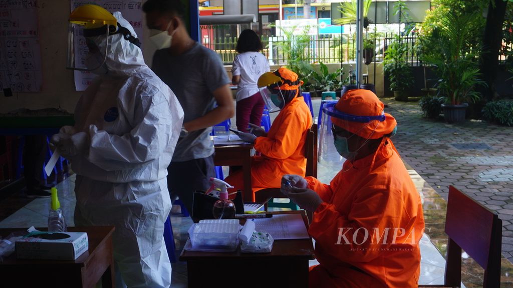 Tenaga kesehatan bersiap melaksanakan tes usap di SD Pangudi Luhur Santo Valentinus, Kota Surakarta, Jawa Tengah, Rabu (2/2/2022).