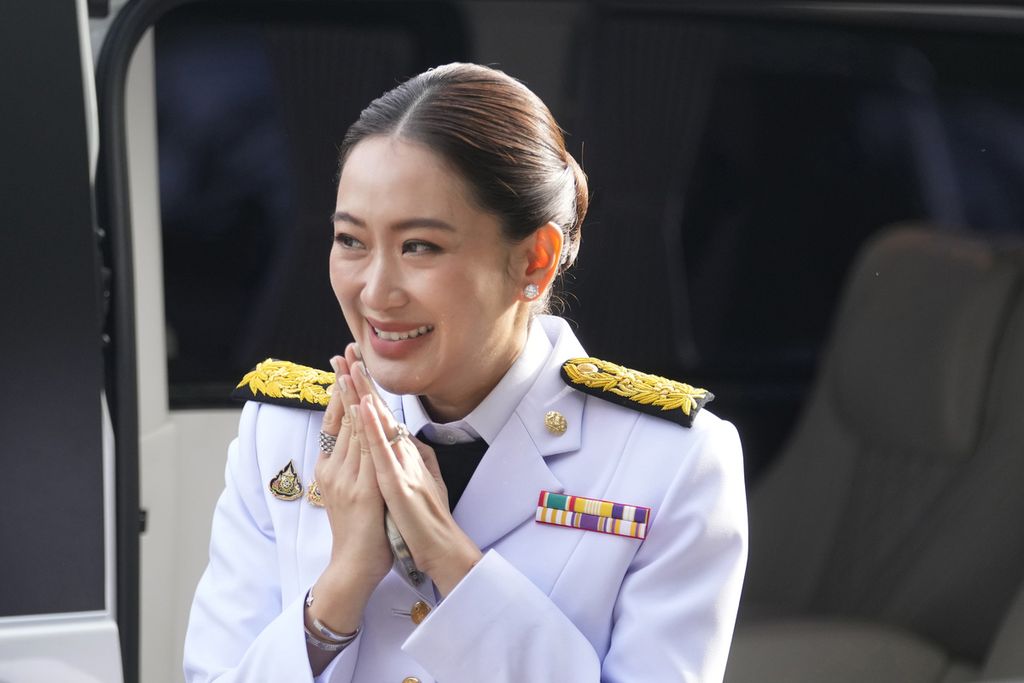 Perdana Menteri Thailand yang baru terpilih, Paetongtarn Shinawatra, tiba sebelum upacara pengesahan kerajaan di markas besar Partai Pheu Thai di Bangkok, Minggu (18/8/2024).