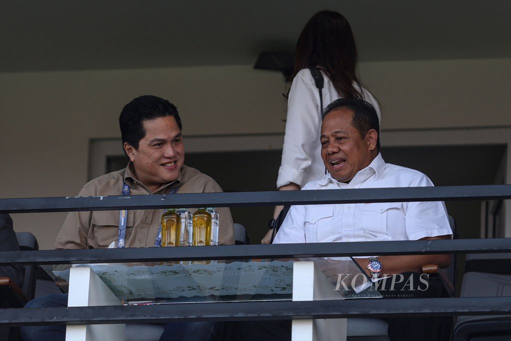 Ketua PSSI Erick Thohir (kiri) bersama Penjabat Gubernur Bali Sang Made Mahendra Jaya menyaksikan pertandingan tim putri Indonesia U-17 melawan Korea Utara pada pertandingan Grup A Piala Asia Putri U-17 di Stadion Kapten I Wayan Dipta, Gianyar, Bali, Minggu (12/5/2024). 