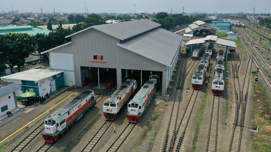 Foto udara perawatan rutin lokomotif di Depo Lokomotif Cipinang, Jakarta Timur, Kamis (29/4/2021). Perawatan rutin harian, mingguan dan bulanan hingga enam bulanan ini dilakukan agar lokomotif siap digunakan untuk menarik rangkaian kereta penumpang maupun kereta barang. Minimal dalam sehari lima buah lokomotif menjalani perawatan di depo terbesar di Indonesia ini. Depo lokomotif ini merupakan bagian dari proyek pembangunan jalur dwi ganda Manggarai-Cikarang. Depo ini sudah beroperasi pada Januari 2021. Karena adanya larangan mudik, calon penumpang kereta jarak jauh dari wilayah PT KAI Daop 1 Jakarta tidak bisa memesan tiket untuk perjalanan tgl 6-17 Mei. Calon penumpang masih bisa memesan untuk sampai tanggal 5 Mei, kemudian 18 Mei ke atas.