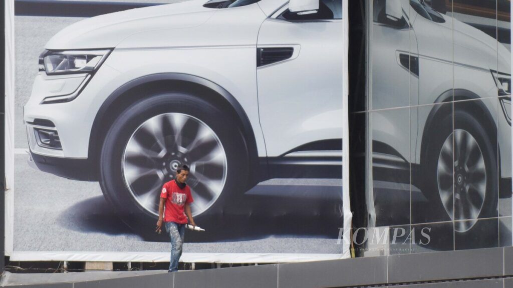Pekerja membenahi atap dealer mobil di Jalan Jenderal Sudirman Jakarta Pusat, Sabtu (3/4/2021). Mulai 1 April 2021, pemerintah resmi memperluas insentif pajak penjualan atas barang mewah (PPnBM) untuk mobil berkapasitas mesin 1.501-2.500 cc.