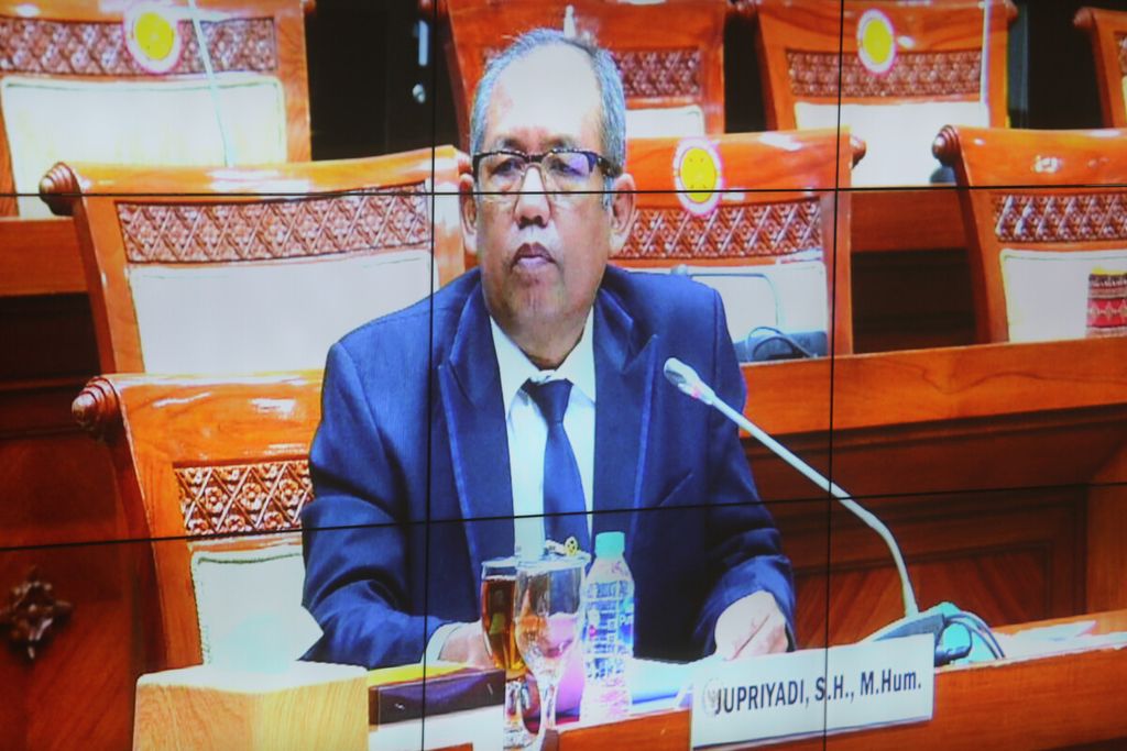 Layar monitor di ruangan menayangkan calon Hakim Jupriadi mengikuti uji kepatutan dan kelayakan calon Hakim Agung di Komisi III DPR, di Gedung DPR, Senayan, Jakarta, Senin (20/9/2021). 