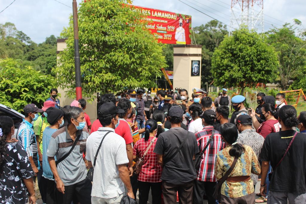 Puluhan warga datangi kantor Polres Lamandau, Kalimantan Tengah, untuk menunggu kepala desanya dikeluarkan dari tahanan pada Senin (17/1/2022). Warga dijaga ketat oleh aparat.