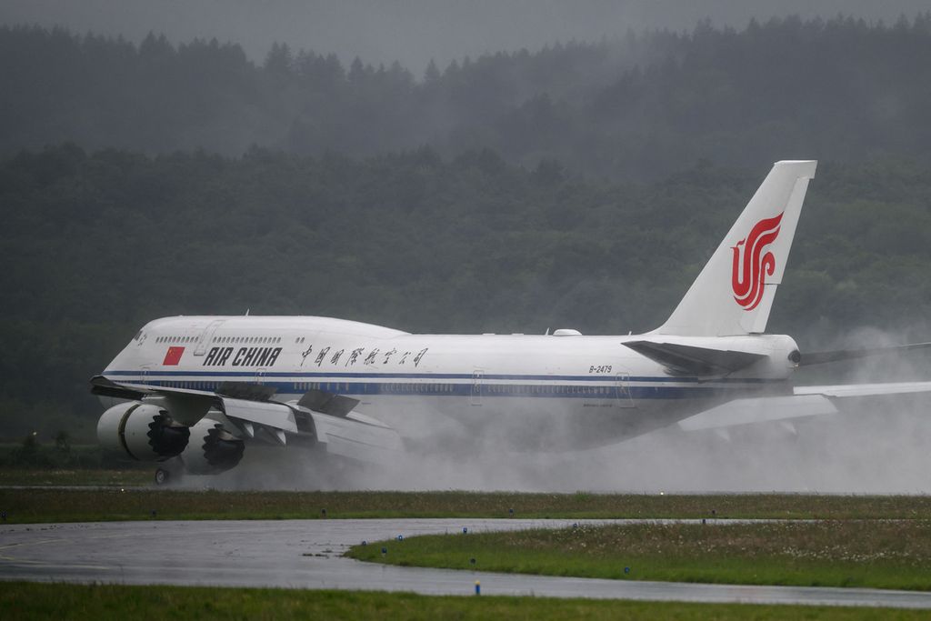 Pesawat Boeing 787 yang dipakai Presiden China Xi Jinping mendarat di Bandara Tarbes,  Perancis, pada 7 Mei 2024