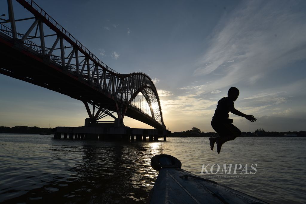 Jembatan Musi VI Palembang, Jumat (28/8/2020). Jembatan Musi VI adalah jembatan keempat yang membentang di tengah Sungai Musi setelah Jembatan Ampera atau Musi I, Jembatan Musi II, dan Jembatan Musi IV. Pembangunan Jembatan Musi VI yang telah dimulai sejak 2017 diharapkan tuntas pada Desember 2020 ini. Kehadirannya diharapkan bisa mengurai kemacetan jalan antara kawasan ulu dan ilir Palembang. 