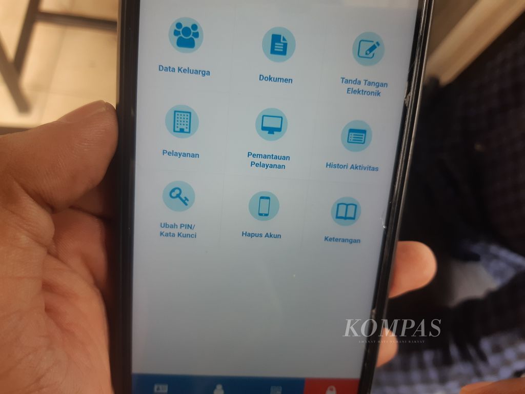 Warga menunjukkan aplikasi KTP digital di kantor Balai Kota Cirebon, Selasa (10/1/2023). Pemkot Cirebon mulai menerapkan KTP digital secara bertahap dari ASN hingga masyarakat umum.