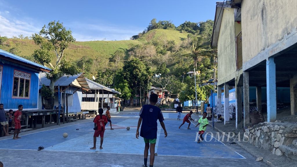 Sejumlah anak bermain bola pada Rabu (30/8/2023) di Kampung Ayapo, Distrik Sentani Timur, Kabupaten Jayapura, Papua.