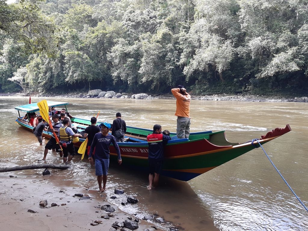 Masyarakat Kabupaten Mahakam Ulu, Kalimantan Timur, bersiap menaiki perahu di tepi Sungai Mahakam menuju ibu kota kabupaten, beberapa waktu lalu. Pada musim kemarau, air Sungai Mahakam surut sehingga berbahaya dilalui, Jumat (3/5/2019).