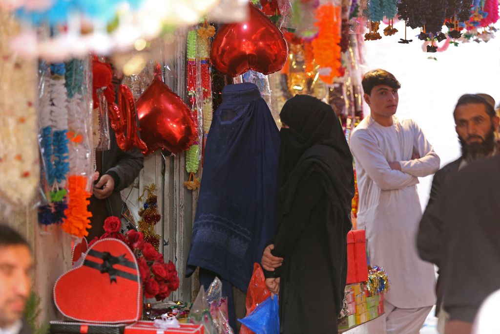 Perempuan yang mengenakan <i>burqa </i>membeli kado pada Hari Valentine di Jalalabad, Afghanistan, Selasa (14/2/2023). 