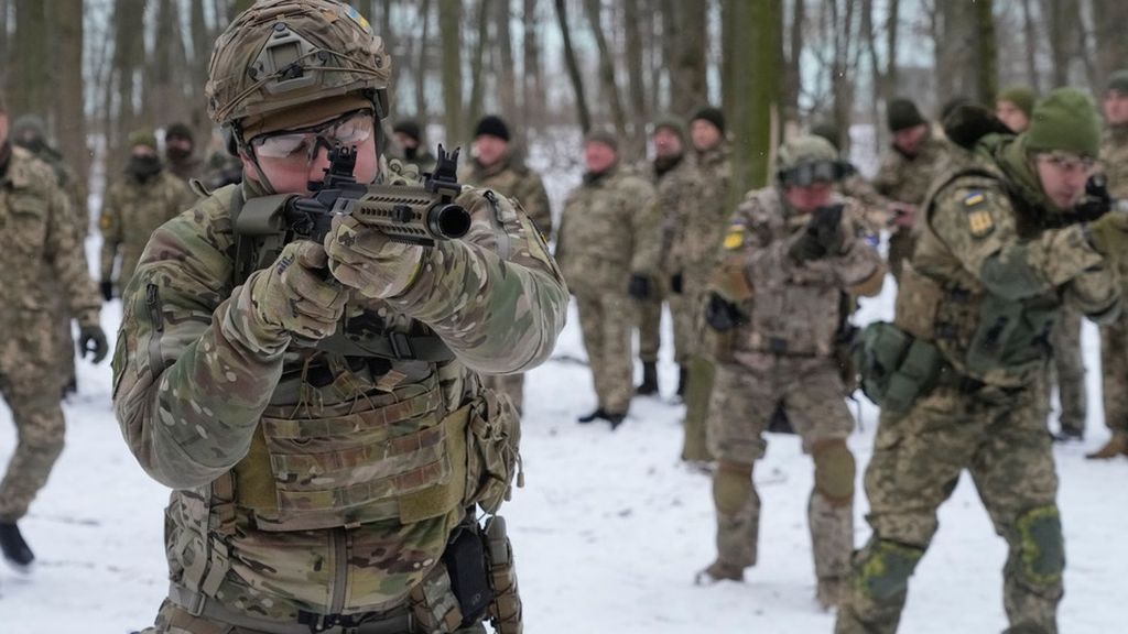 Sejumlah anggota pasukan pertahanan wilayah Ukraina, unit sukarelawan milter Angkatan Bersenjata Ukraina, berlatih di sebuah taman yang diselimuti salju di Kiev, Ukraina, Sabtu (22/1).