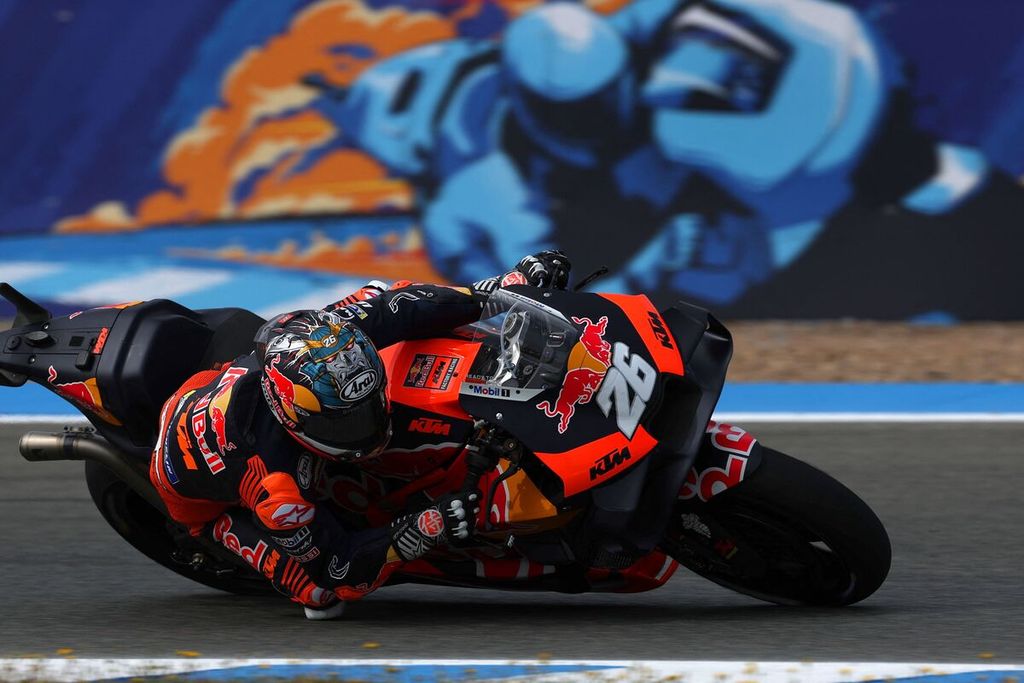 KTM racer, Dani Pedrosa, drove his motorcycle around the curve during the first practice of the Spanish MotoGP series at Jerez Circuit in Jerez de la Frontera on Friday (28/4/2023).