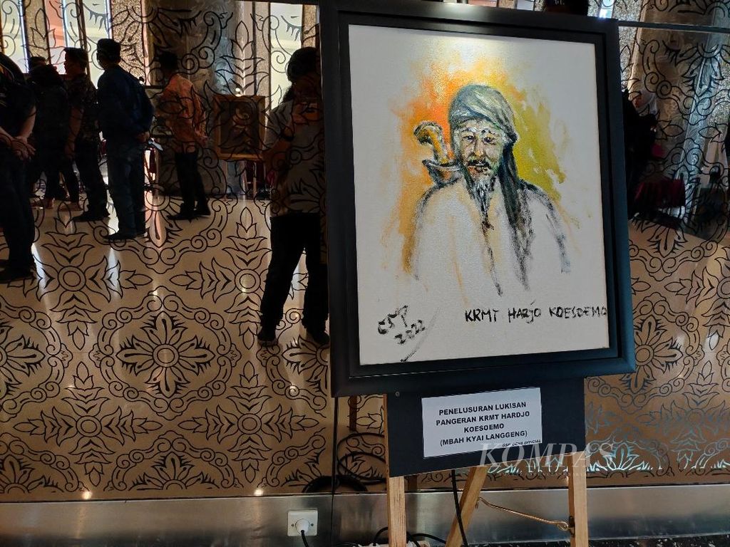 Lukisan Kyai Harjo Kusumo, atau yang dikenal sebagai Kyai Langgeng, menjadi salah satu lukisan yang ditampilkan dalam pameran lukisan tokoh dan pahlawan Magelang, Jumat (1/7/2022), di Hotel Atria, Kota Magelang, Jawa Tengah. Kyai Langgeng dikenal sebagai penasihat spiritual Pangeran Diponegoro.