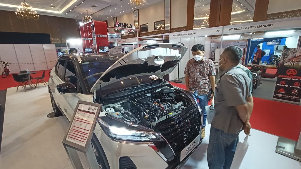 Pengunjung sedang melihat mobil di salah satu stan pameran Indonesia Electric Motor Show (IEMS) 2022 di Jakarta Convention Center, Jakarta pada Kamis (29/09/2022). 