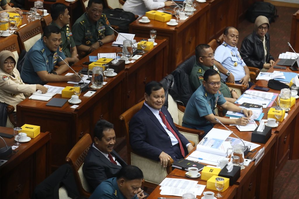 Menteri Pertahanan Prabowo Subianto menyimak anggota Komisi I DPR yang mengenalkan diri saat memulai rapat kerja di Kompleks Gedung Parlemen, Senayan, Jakarta, Senin (11/11/2019). 