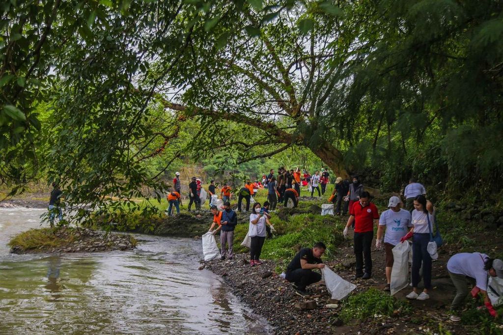 Warga di Kota Bogor memperingati HUT Ke-77 RI dengan membersihkan dan memungut sampah plastik di Sungai Ciliwung.