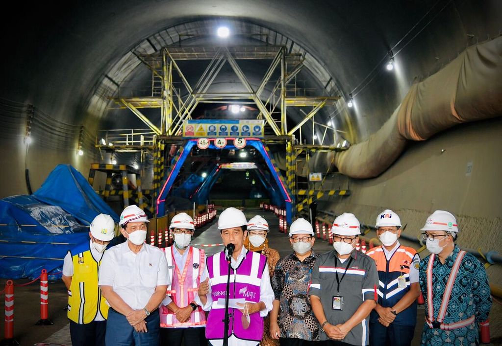 Presiden Joko Widodo berharap kereta cepat Jakarta-Bandung bisa diuji coba akhir 2022 dan bisa beroperasi Juni 2023. Hal ini disampaikan dalam keterangan pers secara daring seusai meninjau terowongan 2 proyek pembangunan kereta cepat Jakarta-Bandung di Kabupaten Purwakarta, Senin (17/1/2022). 