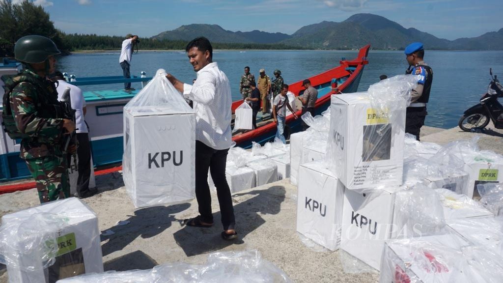 Distribusi logistik pemilu ke pulau terluar dan terdepan, yakni Kecamatan Pulau Aceh, Kabupaten Aceh Besar, Aceh, dilakukan dengan menggunakan perahu kayu, Selasa (16/4/2019).