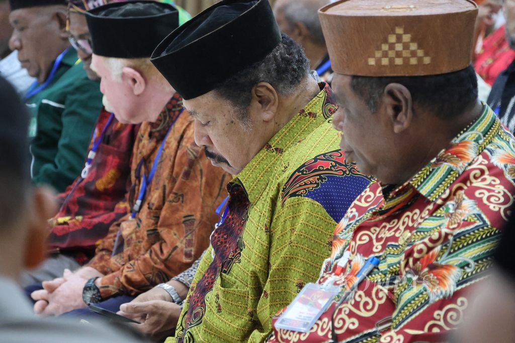 Wakil Presiden Ma’ruf Amin berdialog dengan para tokoh adat, tokoh masyarakat, dan tokoh agama di Kabupaten Fakfak, Provinsi Papua Barat, Jumat (14/7/2023). 