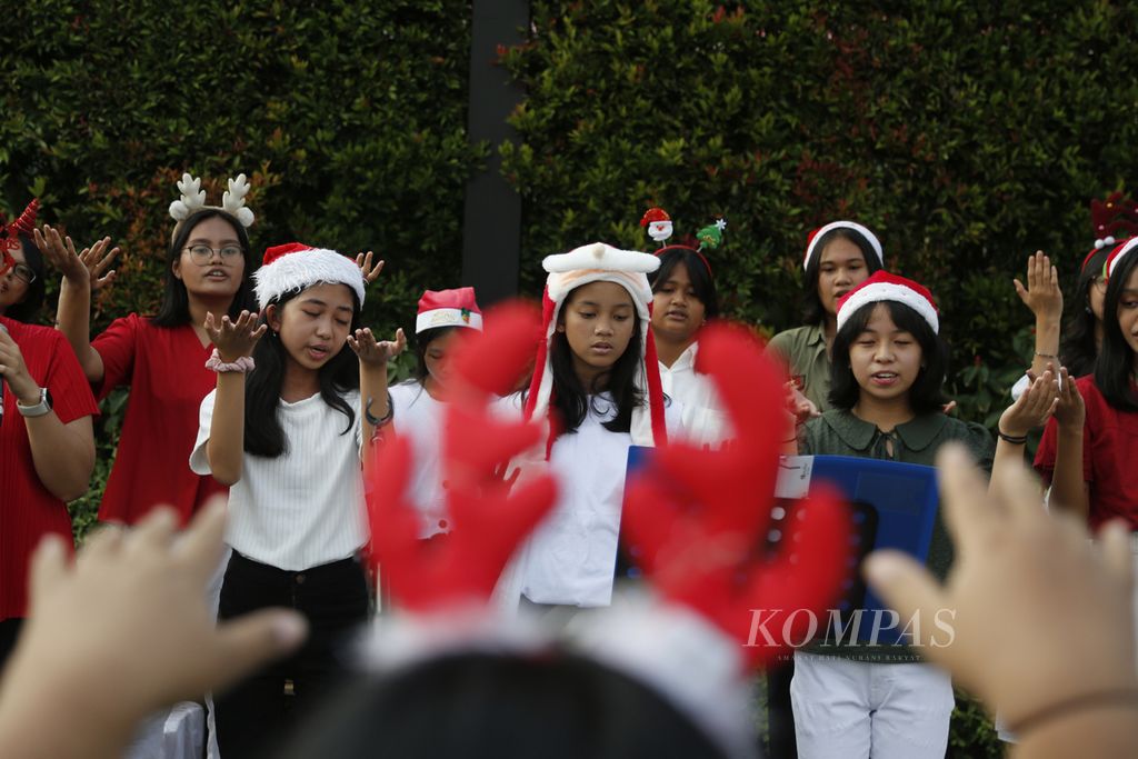 The performance of the Toraja Church Sunday School choir, Depok, in a performance of Christmas carols (<i>christmas carol</i>) in front of Plaza Indonesia, Jakarta, Friday (22/12/2023).