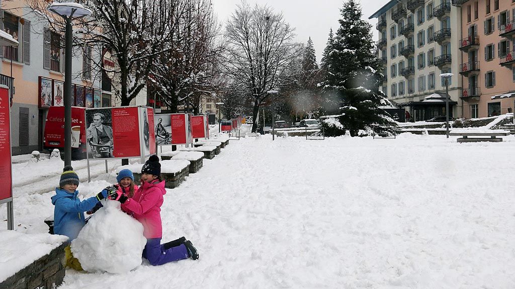 Sejumlah anak dsedang bermain salju di Kota Chamonix. Salju yang ada setebal kurang lebih 10-25 sentimeter. Salju menjadi sumber utama meningkatkan pariwisata di kota ini.