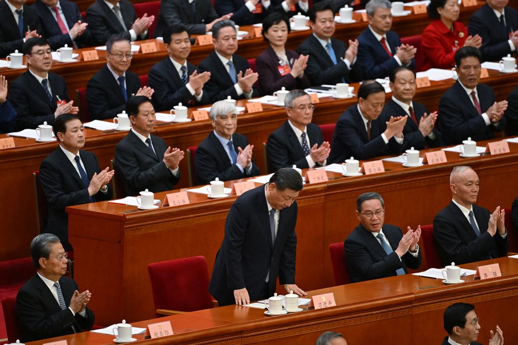  Presiden China Xi Jinping (tengah) membungkuk pada upacara pembukaan Konferensi Konsultatif Politik Rakyat China (CPPCC) di Aula Besar Rakyat di Beijing, China, Senin (4/3/2024).