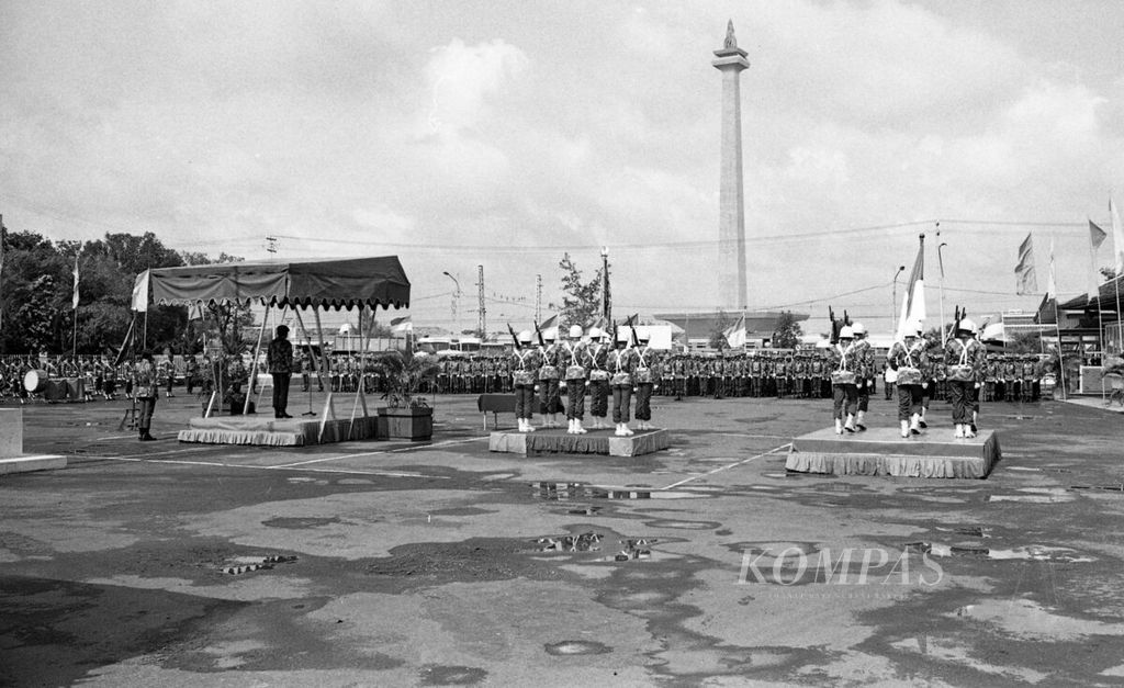 Upacara militer di Lapangan Monas, Jakarta Pusat, 7 Maret 1970.