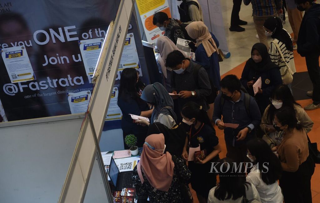 Pencari kerja berburu informasi di salah satu stan 37th ACESFA (Airlangga Career, Entrepreneurship, and Scholarship Fair) di Airlangga Convention Center, Surabaya, Selasa (7/3/2023). Kegiatan diikuti oleh lebih dari 70 perusahaan. Kegiatan berlangsung dari tanggal 7-8 Maret 2023. 