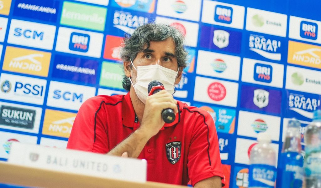 Pelatih Bali United Alessandro Stefano Cugurra Rodrigues memberikan keterangan dalam sesi jumpa pers di Yogyakarta, Sabtu (16/3/2024). 