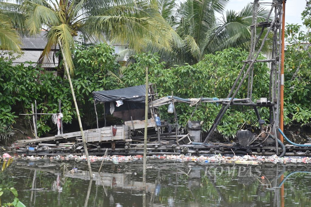 Tidak ada aktivitas di ponton kayu yang digunakan untuk melakukan penambangan timah ilegal di Sungai Sumber Rejo, Kecamatan Pangkal Balam, Kota Pangkal Pinang, Provinsi Bangka-Belitung, Rabu (24/4/2024). 