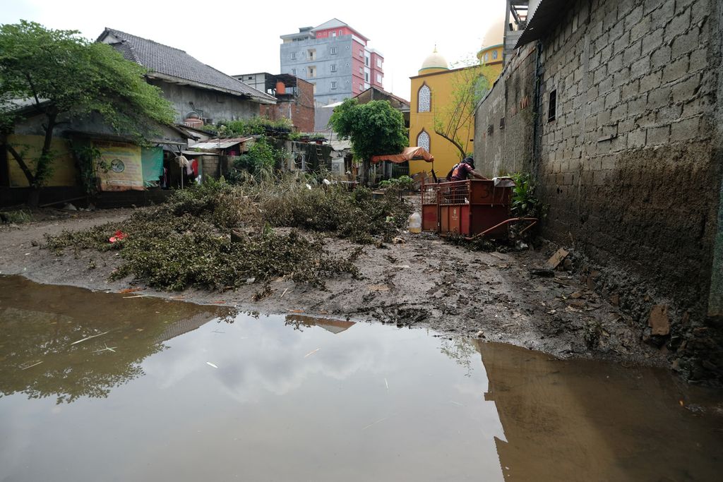 Genangan air sisa banjir di RT 012, RW 015, Kalibata, Jakarta Selatan, Jumat (7/10/2022). Banjir yang melanda Jakarta sejak Kamis (6/10/2022) malam membuat sejumlah rumah warga terendam. Banjir mulai surut sekitar pukul 02.00. 