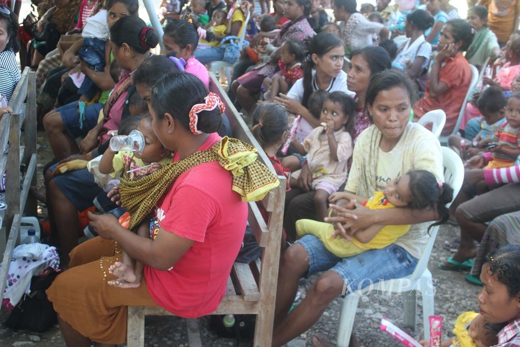 Ibu-ibu membawa anak balita penderita gizi buruk dan kurang gizi ke Puskesmas Manamas di Kecamatan Nai Benu, Timor Tengah Utara, NTT, beberapa waktu lalu, untuk mendapatkan makanan tambahan dari puskesmas.