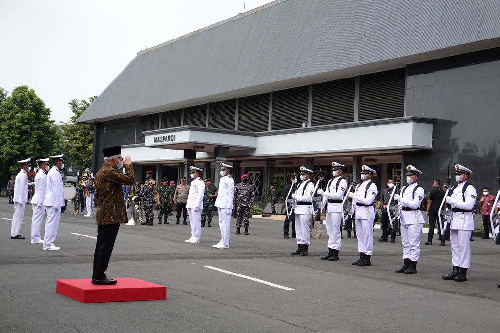 Wakil Presiden Ma’ruf Amin usai memberikan Kuliah Umum di Akademi Angkatan Laut (AAL), Bumi Moro, Morokrembangan, Krembangan, Surabaya, Senin (6/2/2023).