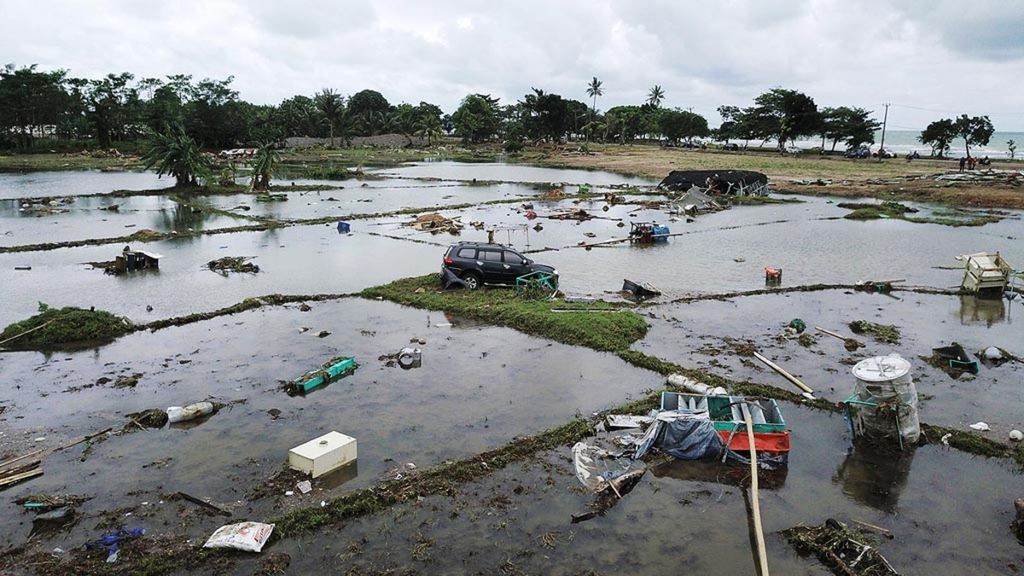 Sebuah mobil SUV terempas hingga 200 meter dari bibir Pantai Carita, Pandeglang, Banten, dan masih belum terevakuasi setelah tsunami menerjang kawasan Pantai Carita, akhir Desember 2018.