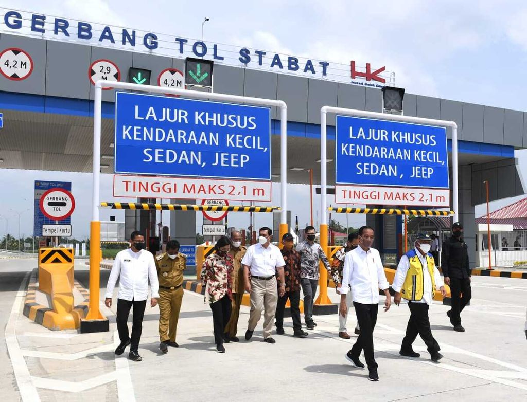 Presiden Joko Widodo meresmikan Jalan Tol Binjai-Langsa seksi I Binjai-Stabat sepanjang 11,8 kilometer dalam kunjungan kerja ke Sumatera Utara, Jumat (4/2/2022).