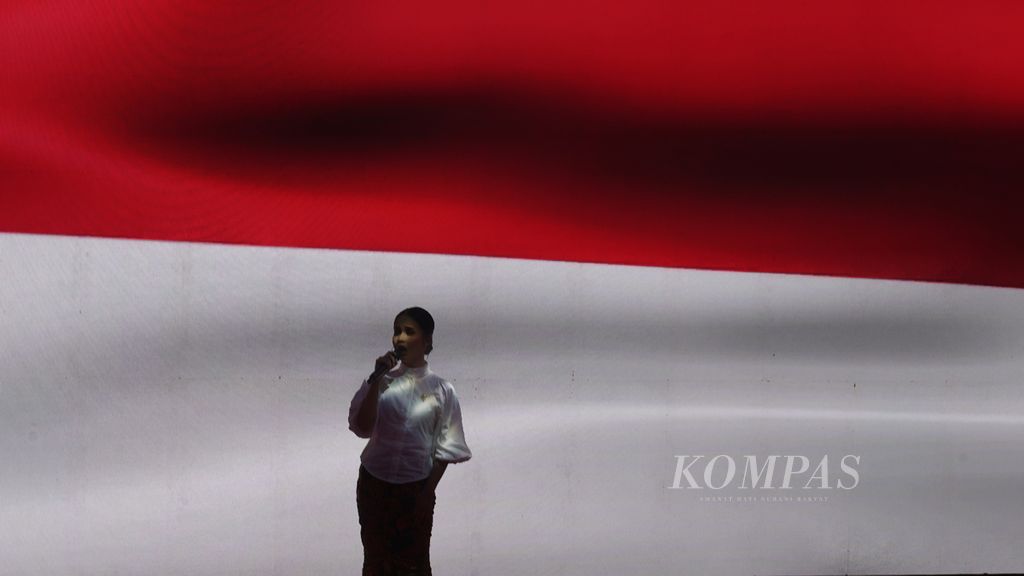 Penyanyi Zizi Raziq menyanyikan lagu "Indonesia Pusaka" pada Deklarasi Kampanye Pemilu Damai Tahun 2024 di halaman Kantor Komisi Pemilihan Umum (KPU), Jakarta, Senin (27/11/2023). 