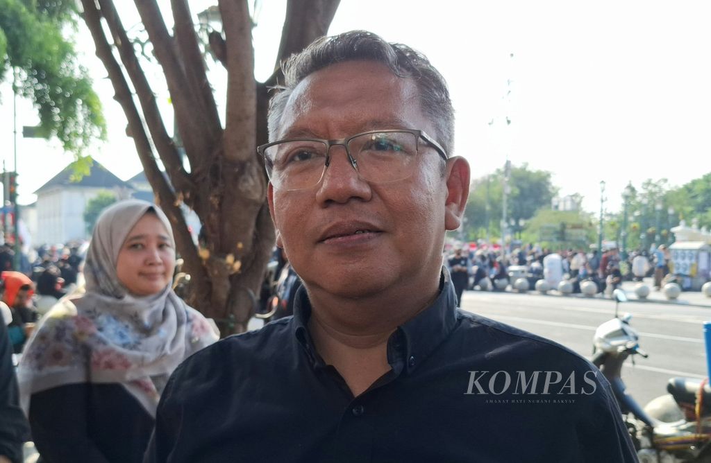 Rektor Universitas Islam Indonesia (UII) Yogyakarta Fathul Wahid saat mengikuti unjuk rasa menolak revisi UU Pilkada, di Yogyakarta, Kamis (22/8/2024).