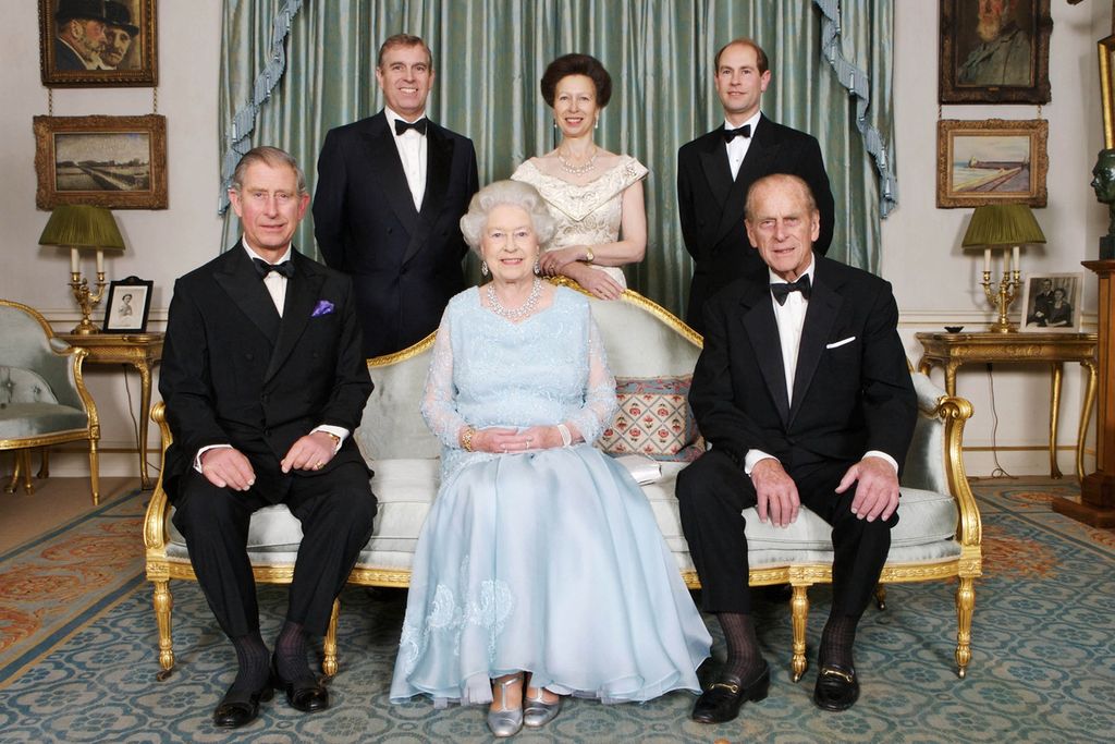 Foto yang diambil per 18 November 2007 ini menunjukkan foto keluarga Kerjaaan Inggris. Duduk di tengah, Ratu Elizabeth II didampingi suaminya, Pangeran Philip (duduk kanan), dan anak sulungnya, Pangeran Charles (duduk kiri), di Clarence House di London. Berdiri di belakangnya, anak-anak Ratu Elizabeth lainnya, Pangeran Edward (kanan), Putri Anne (tengah), dan Pangeran Andrew (kiri).  