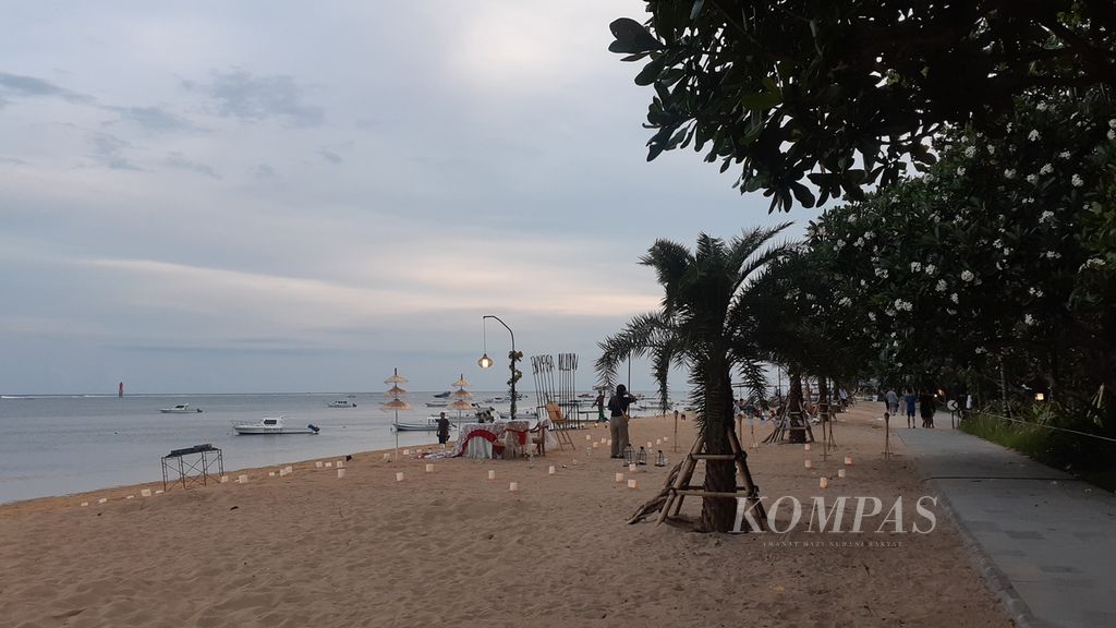Suasana sore di pantai kawasan Sanur, Bali, Sabtu (13/11/2022).