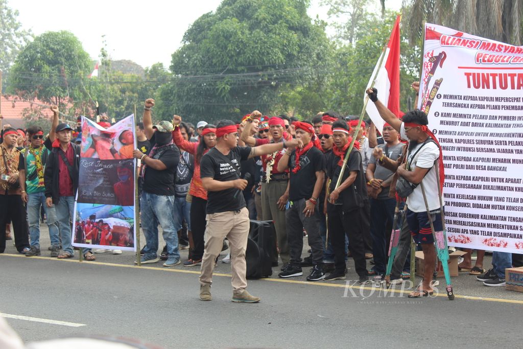 Aliansi Masyarakat Dayak Peduli Bangkal gelar aksi di depan kantor Polda Kalteng di Palangkaraya, Senin (16/10/2023). Mereka mendesak polisi yang diduga memberi instruksi menembak untuk diadili.