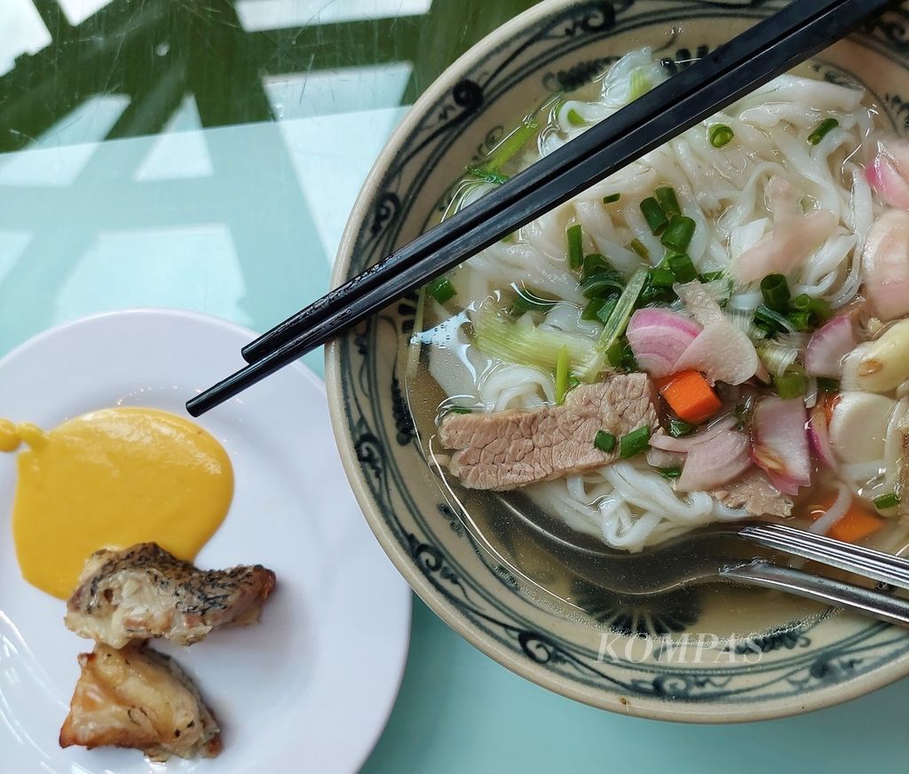 Menu khas Vietnam yang tak boleh dilewatkan adalah<i> pho bo</i> atau sup kuah daging sapi yang dilengkapi dengan mi tepung beras. Kuahnya bening dan memiliki rasa kaldu yang segar. Daging sapi baru dimasak ketika <i>pho bo</i> hendak disantap.