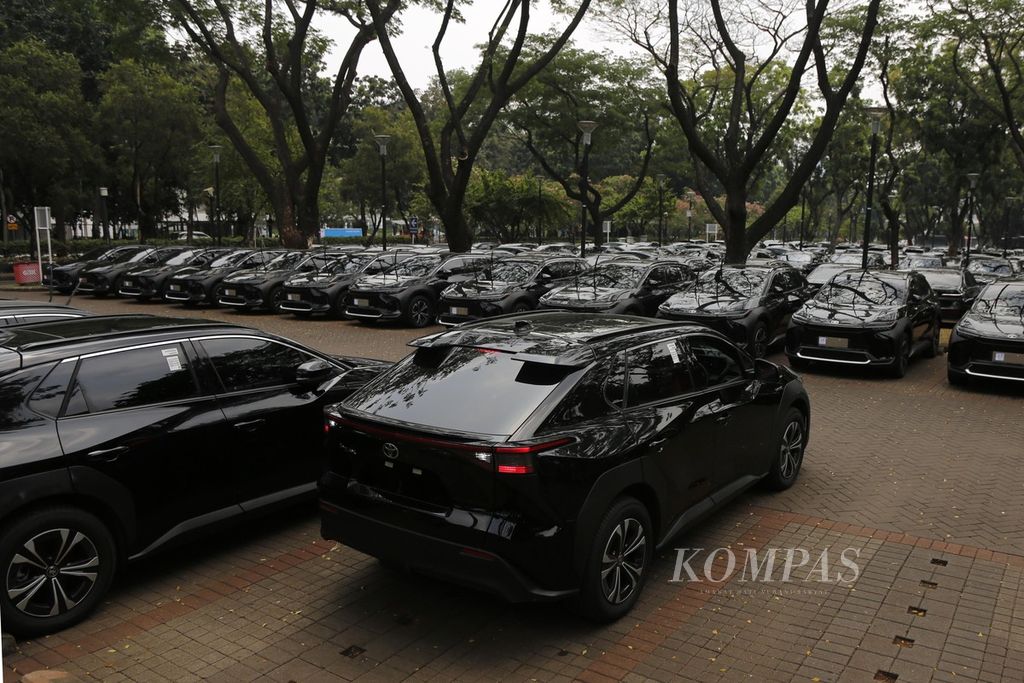 Petugas memarkir mobil listrik yang baru tiba di Parkir Timur, Gelora Bung Karno, Senayan, Jakarta, Senin (28/8/2023). Sebanyak 510 mobil lsitrik akan digunakan oleh delegasi dan panitia sepanjang rangkaian KTT Ke-43 ASEAN di Jakarta pada awal September 2023. 