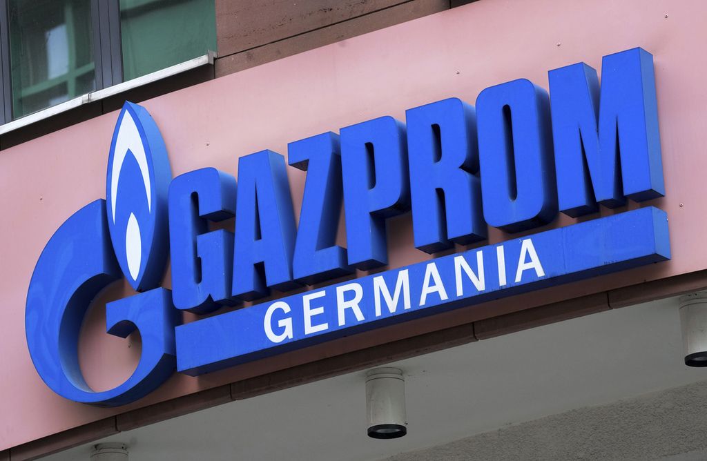 Logo Gazprom Germania terlihat di markas pusat perusahaan gas Rusia di Berlin, Jerman, 6 April 2022. Rusia mengurangi pengiriman gas ke Eropa di tengah perang Ukraina-Rusia.