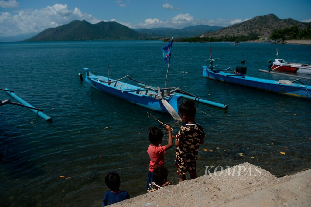 Anak-anak memancing ikan di sekitar kampung nelayan Poto Tano di Kecamatan Poto Tano, Kabupaten Sumbawa Barat, Provinsi Nusa Tenggara Barat, Senin (27/6/2022). Keindahan pantai dan kawasan perbukitannya mulai dikembangkan sebagai tujuan wisata. 