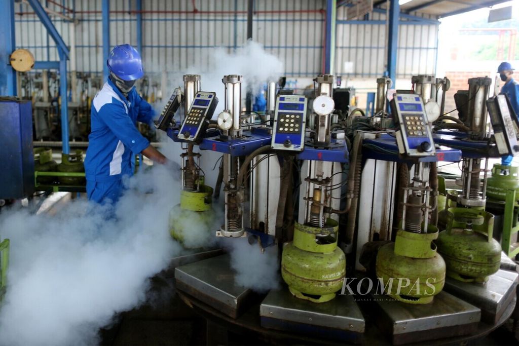 Proses pengisian ulang elpiji 3 kilogram bersubsidi di Stasiun Pengisian Bulk Elpiji (SPBE) PT Sadikun Gas, Kembangan, Jakarta, Kamis (2/7/2020). 