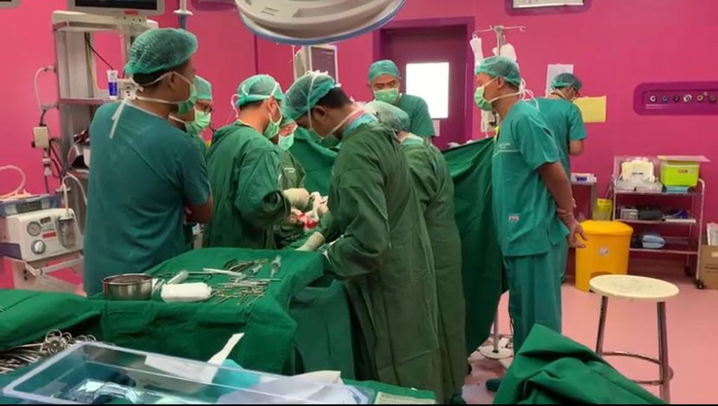 Operasi pemisahan kembar siam Aliyah dan Aisyah oleh tim dokter Rumah Sakit Umum Daerah Saiful Anwar (RSSA) Malang, Sabtu (12/8/2023).