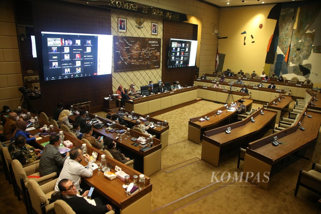 Suasana rapat Komisi II DPR di Kompleks Parlemen, Senayan, Jakarta, Selasa (15/2/2022).